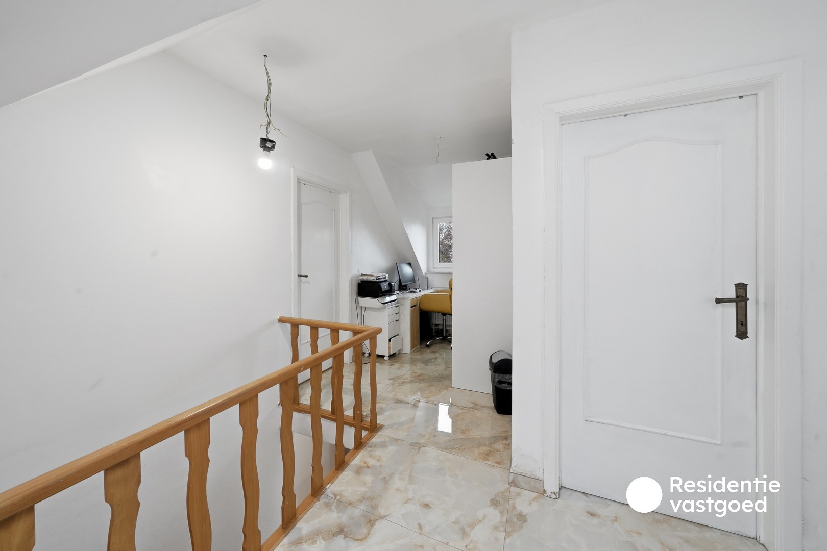 Halfopen woning met tuin en garage te koop 