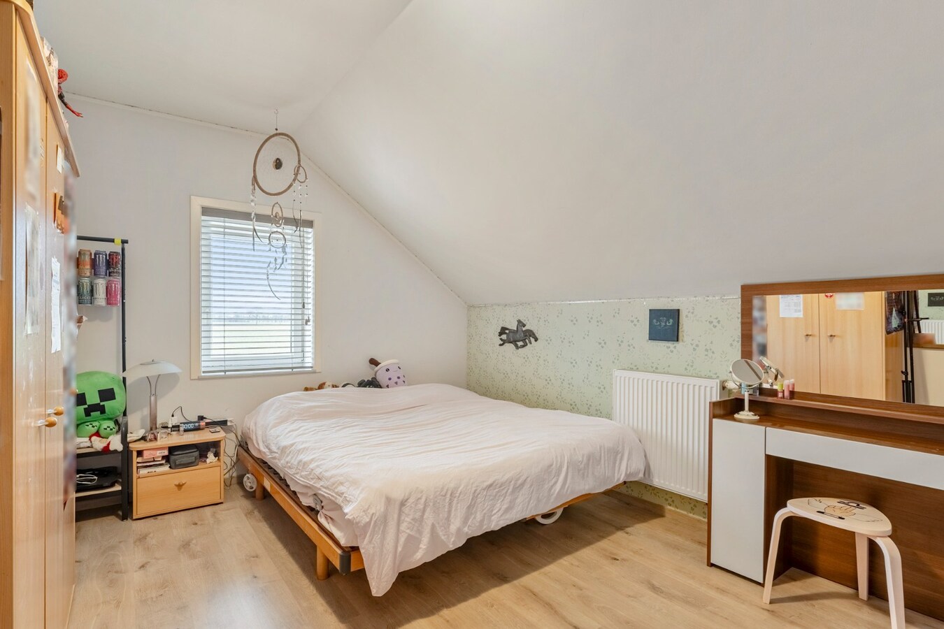 Vrijstaande, zeer verzorgde woning met aangrenzende, uitgeruste stalling/loods op een perceel van 72a14ca 