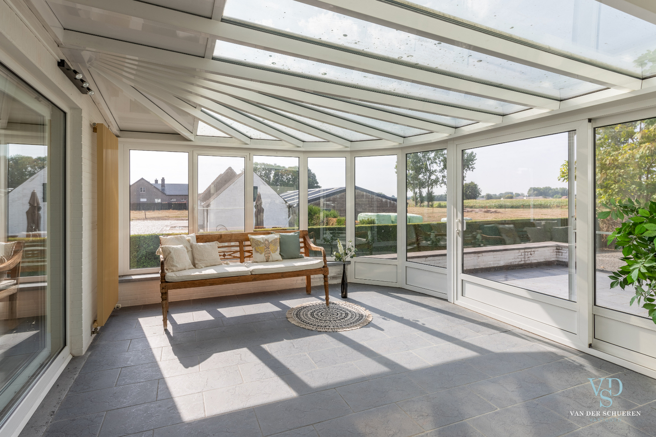 Lichtrijke, stijlvolle villa  (EPC van 254 !). 