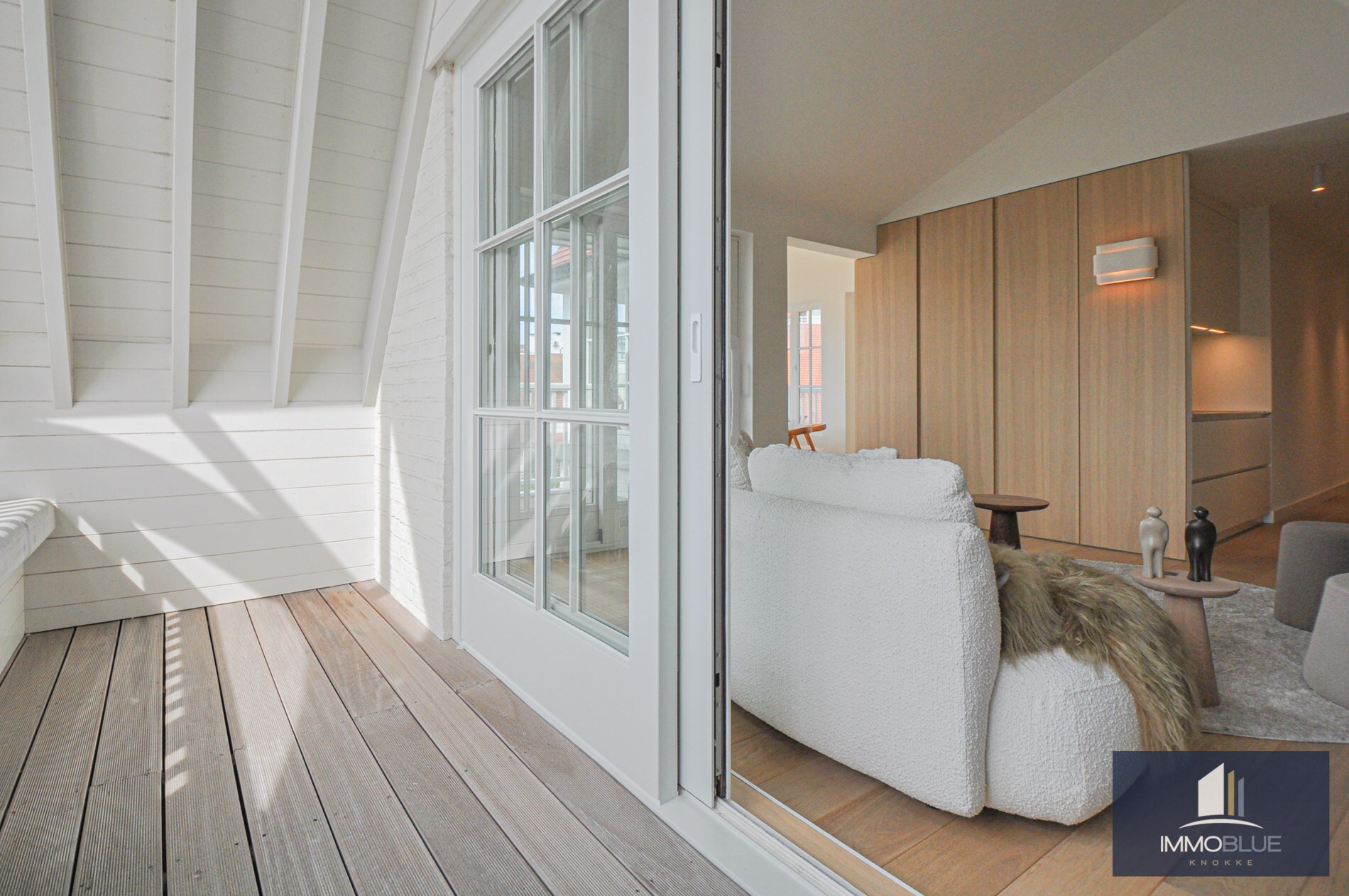 Appartement entièrement rénové avec de grandes terrasses ensoleillées. 