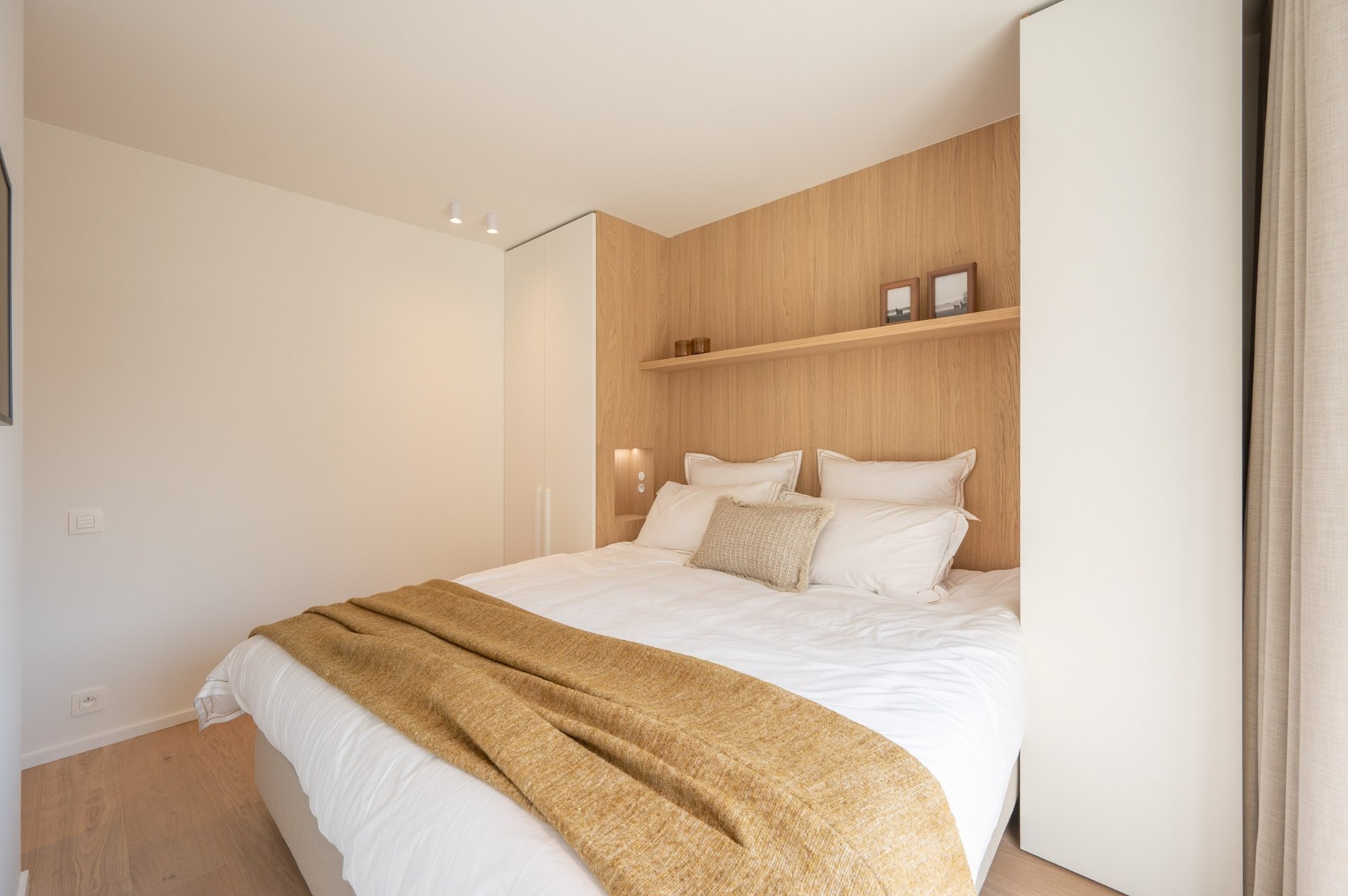 Appartement exclusivement rénové avec 3 chambres à vendre près de la plage d'Albert et de la place de la Lumière. 