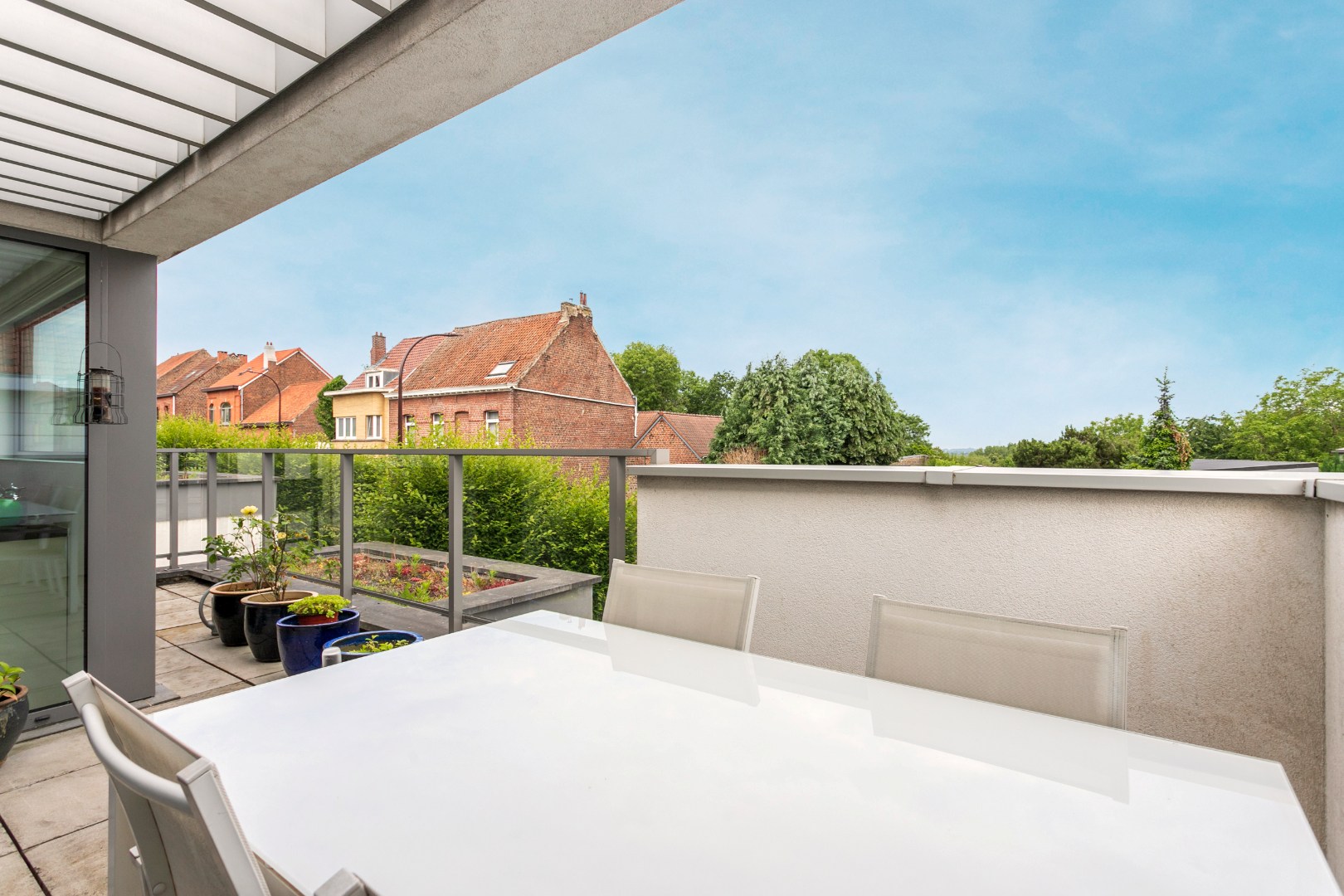 Instapklaar duplex app. met garageboxen te Beersel 