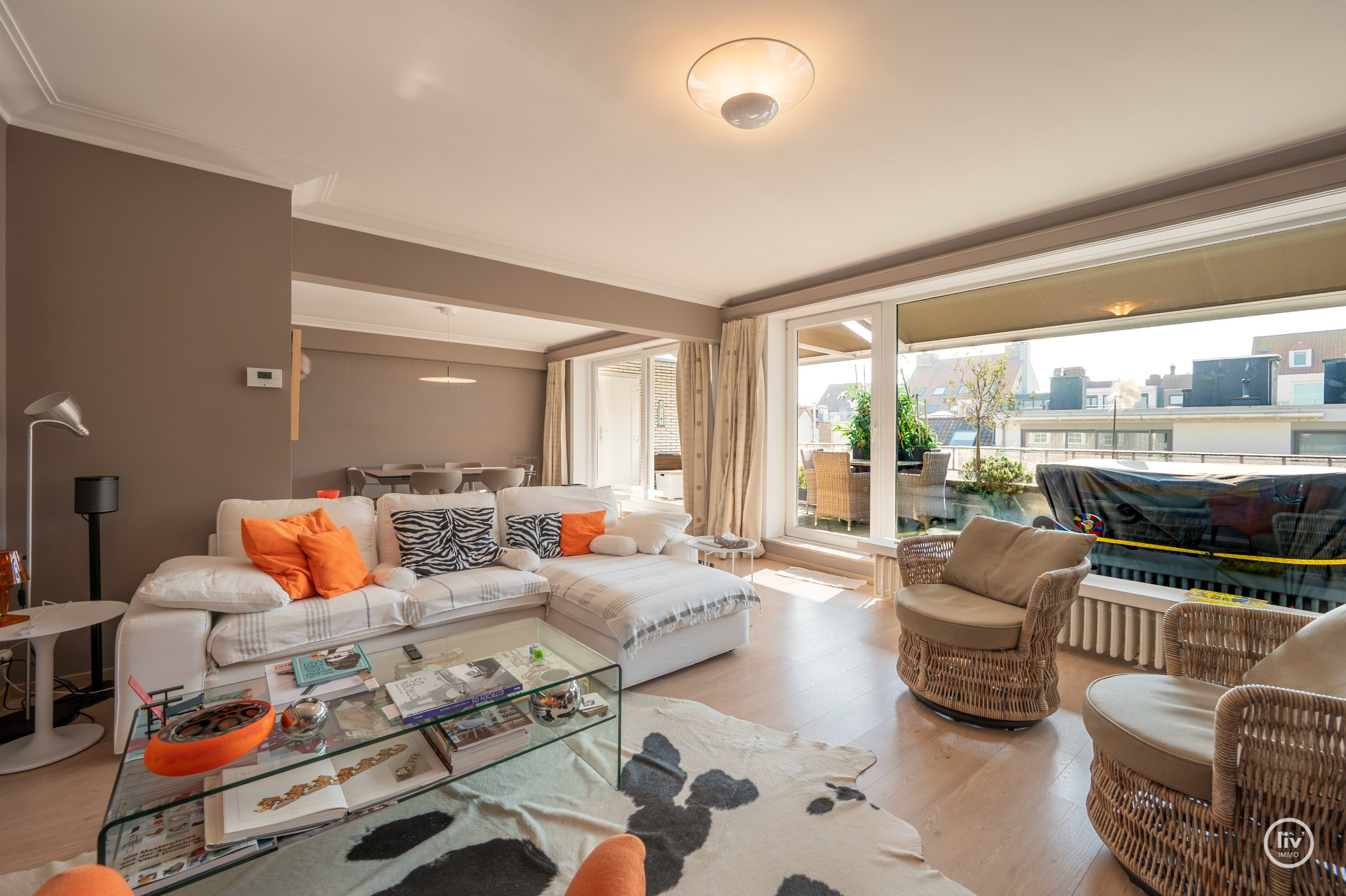 Lichtrijk dakappartement op wandelafstand van de zeedijk-Albertstrand met mogelijkheid tot aankoop van een inpandige garagebox (gelijkvloers). 