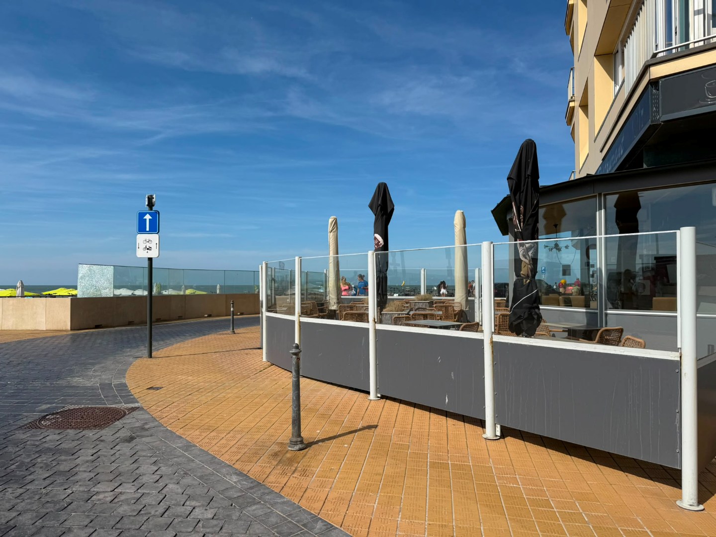Restaurant / Salon de thé magnifiquement rénové - Emplacement exceptionnel en bord de mer - Terrasse ensoleillée 
