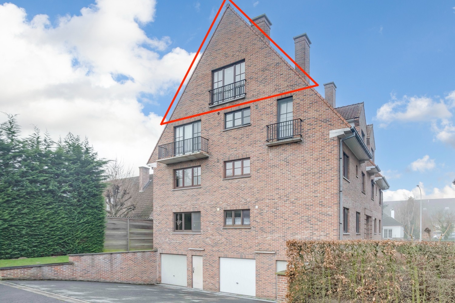 Instapklaar 1 slaapkamer appartement met garage &amp; kelder 