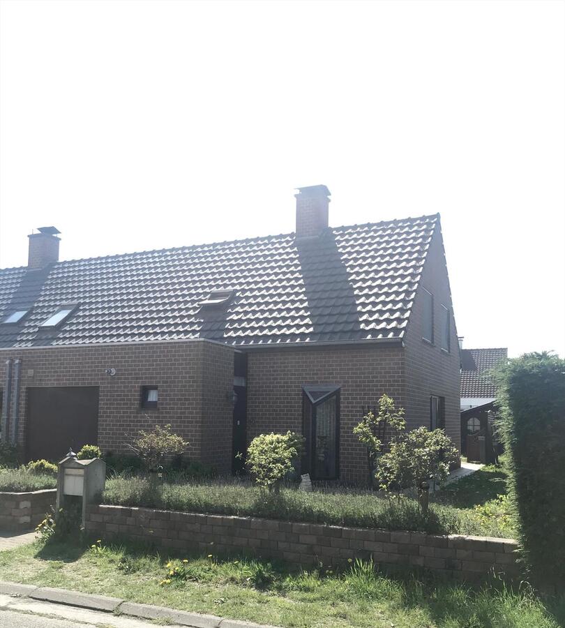 MOOIE HALF OPEN BEBOUWING MET ZUIDGERICHTE TUIN TE WESTENDE DORP 
