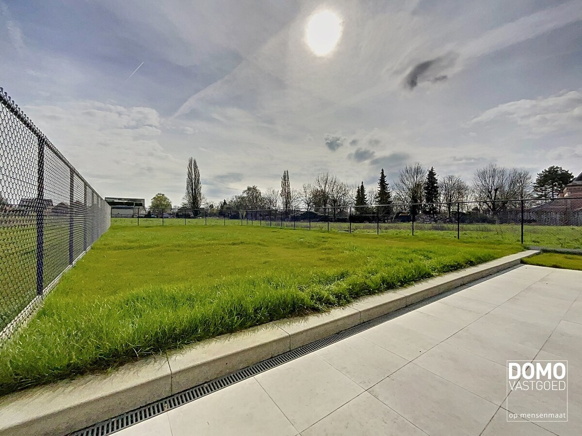 MODERNE NIEUWBOUWWONING MET TUIN,OVERDEKT TERRAS EN INPANDIGE GARAGE TE HASSELT 