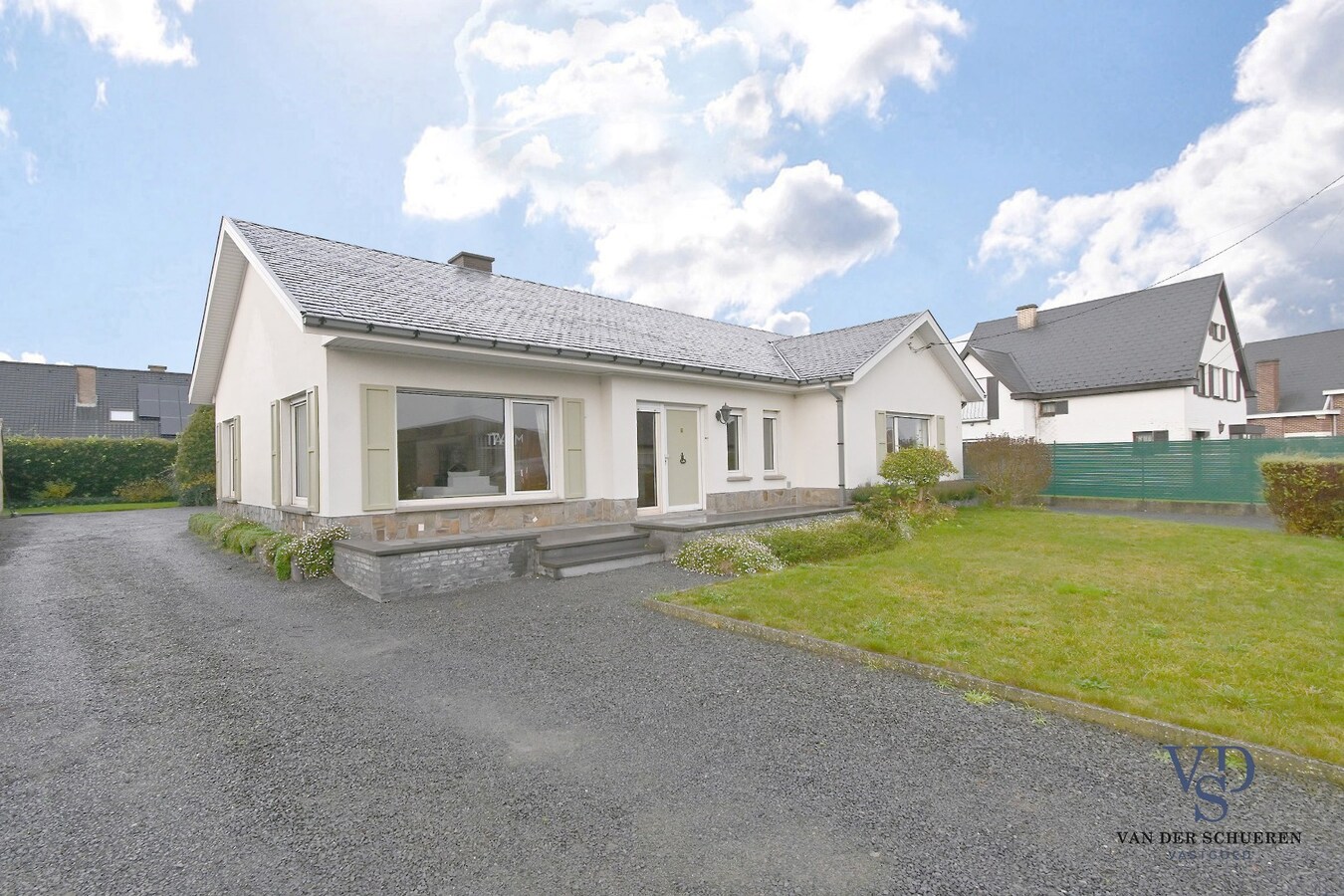 Bungalowwoning met afzonderlijke loods 