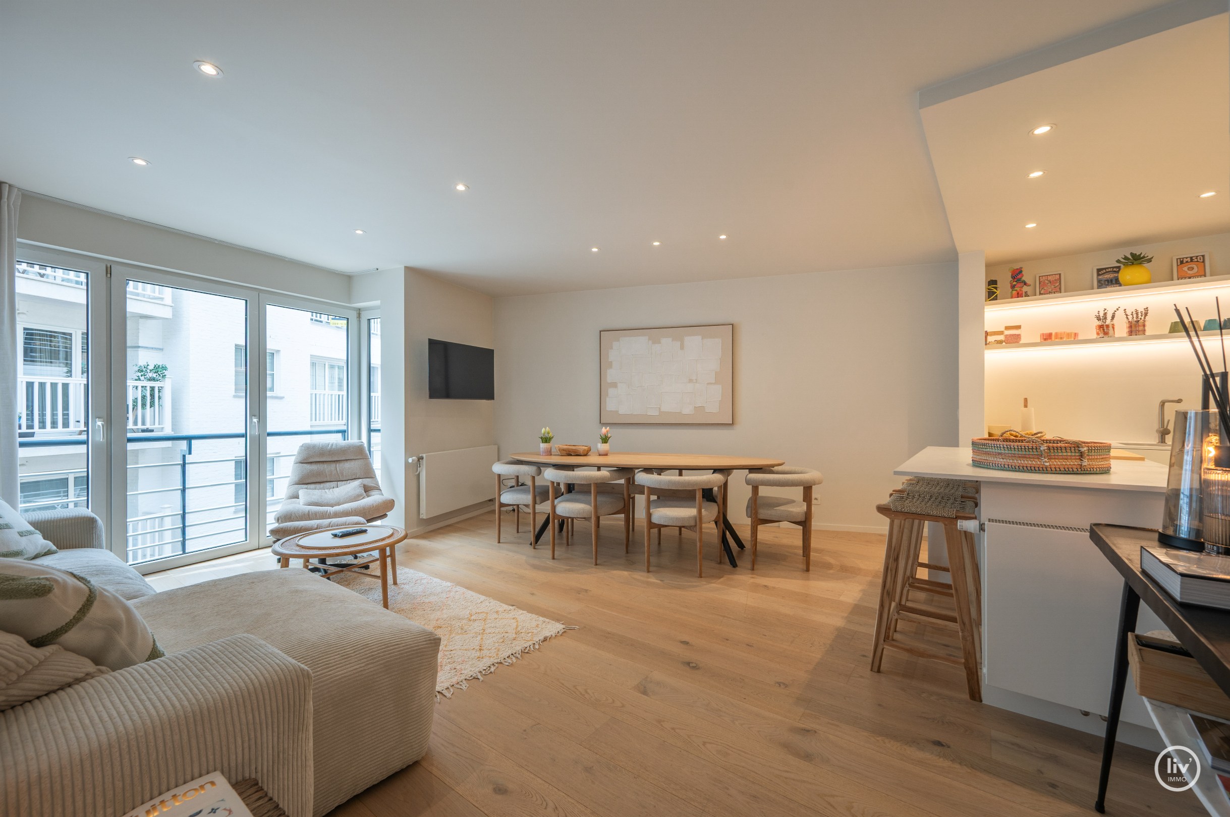 Prachtig gerenoveerd 1 slaapkamer appartement centraal gelegen in een rustige zijstraat van de Zoutelaan te Knokke. 