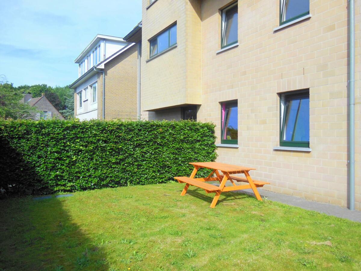 Gezellig gelijkvloersappartement met zonnige tuin en garage 