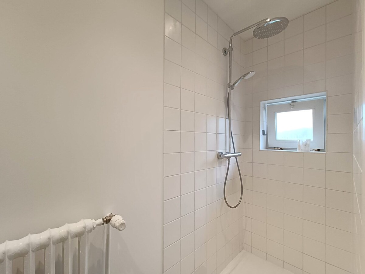 Lichtrijk 2-slaapkamerappartement met terras, garage en extra staanplaats in het centrum van Heist 