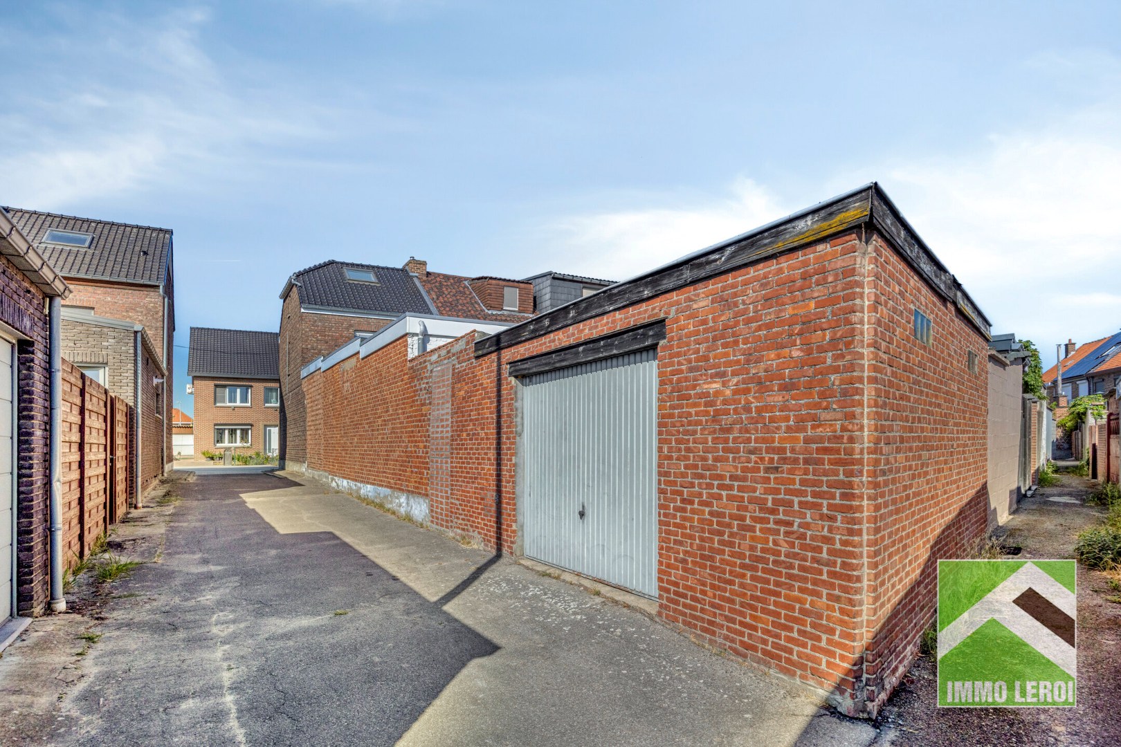 Garage met doorgang straat