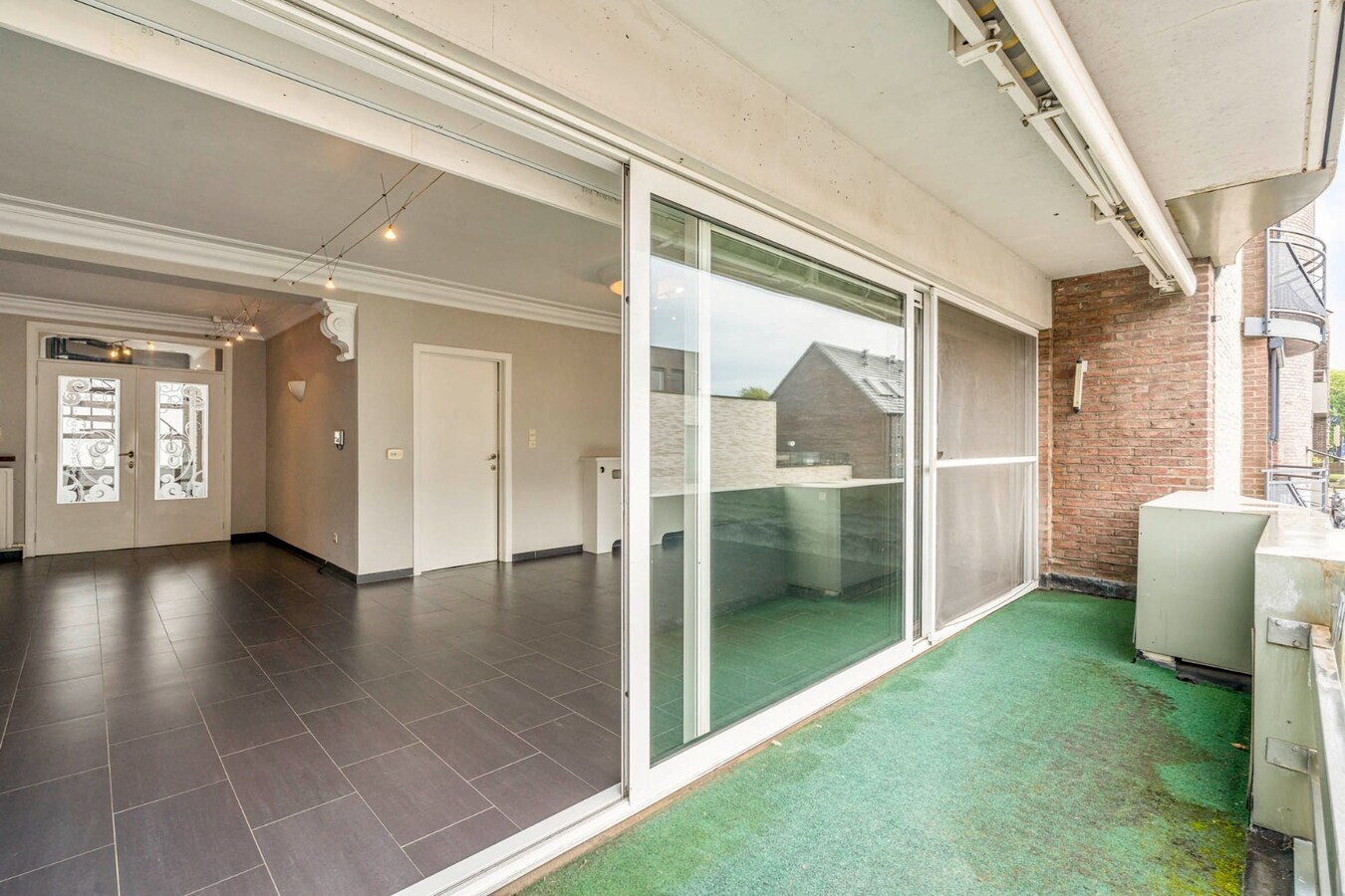 Comfortabel, zeer ruim appartement met 4 slaapkamers, terras en garage in het centrum van Neeroeteren! 