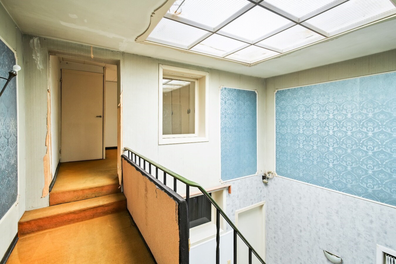 Ruime handelspand met woonst op commerciële ligging 