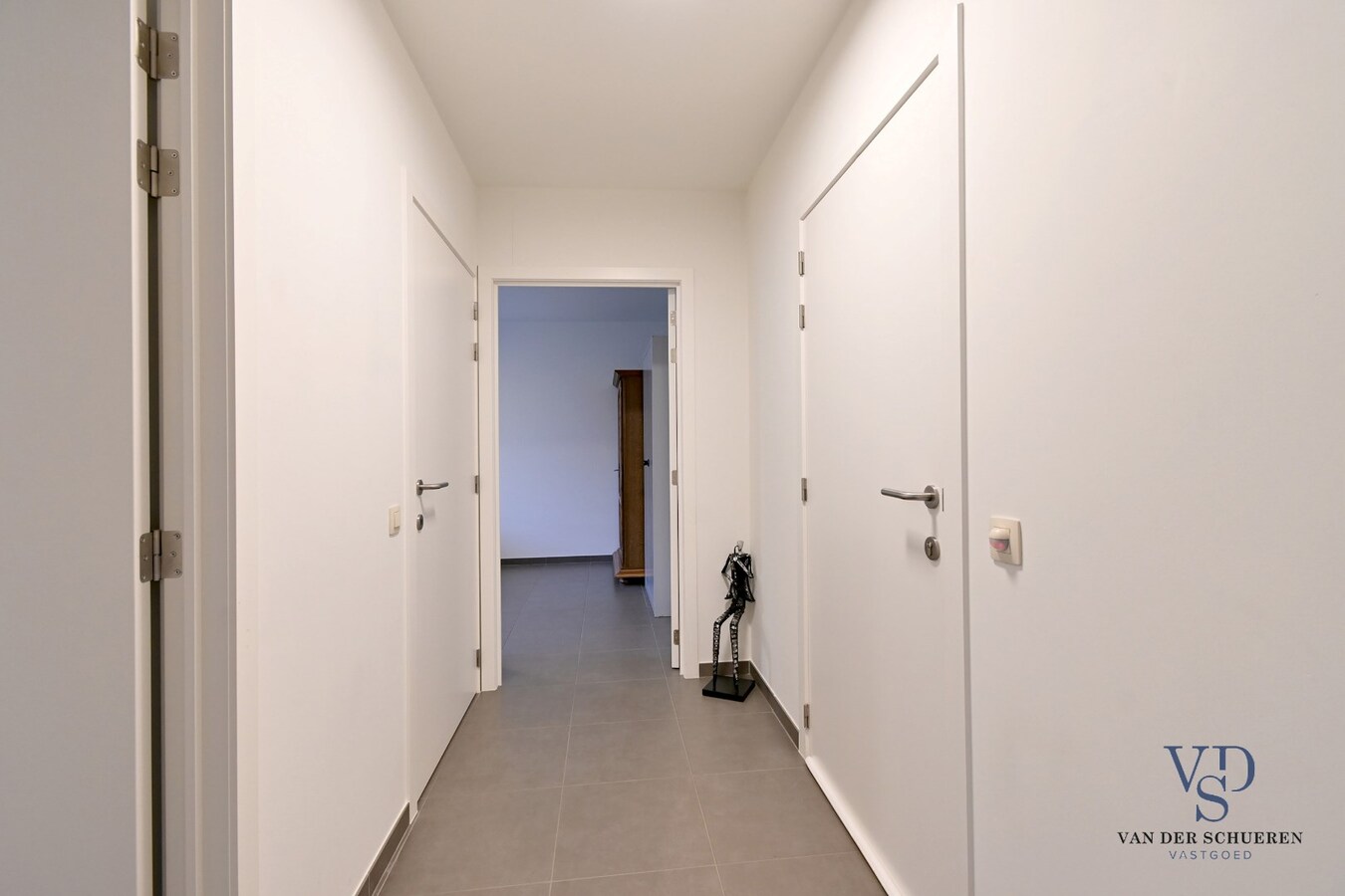 Ruime (!!) en recente assistentie-flat incl. overdekte staanplaats. 