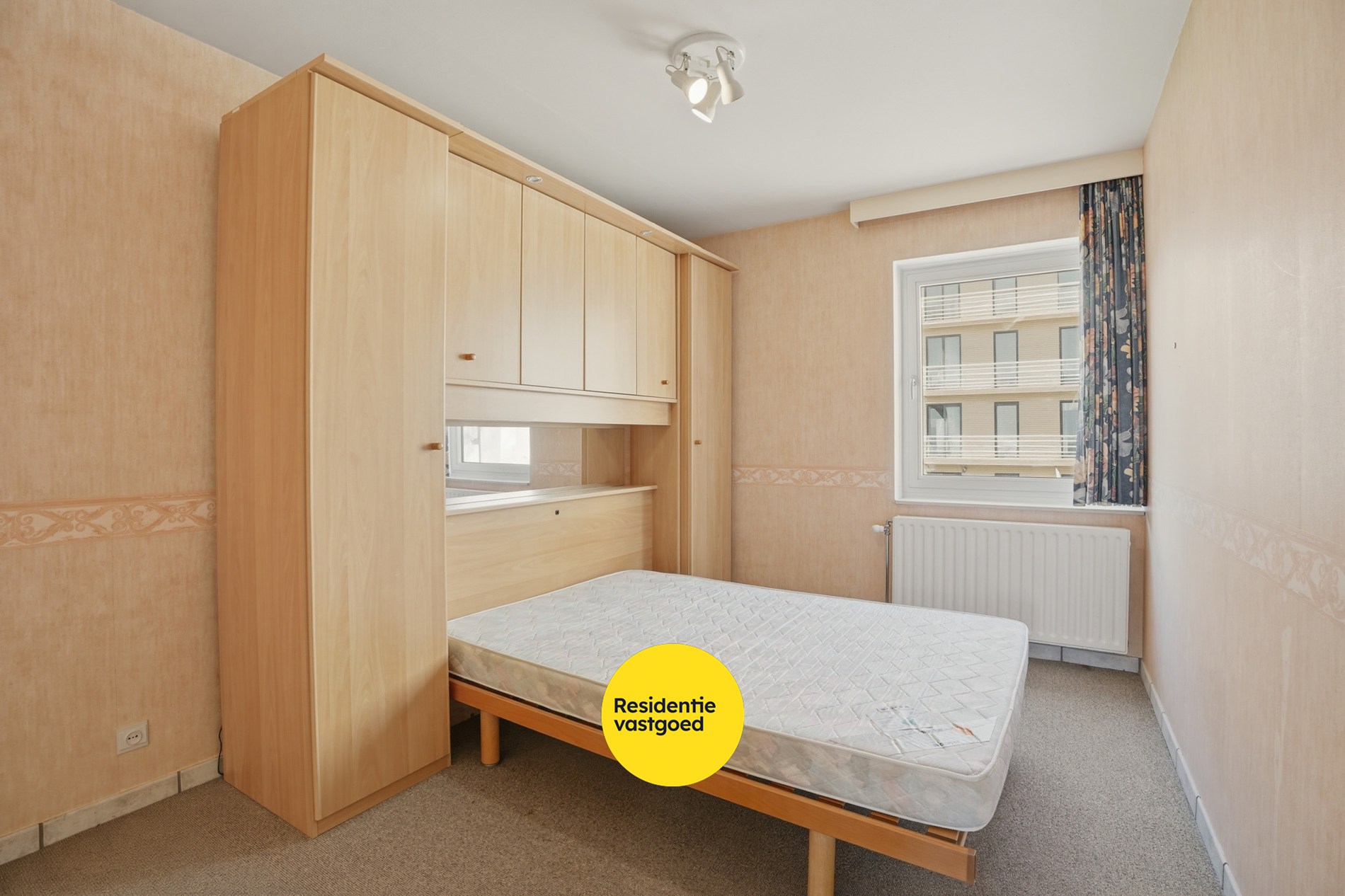 Op te frissen 2-slaapkamerappartement (73m²) te Koksijde Sint-Idesbald. 