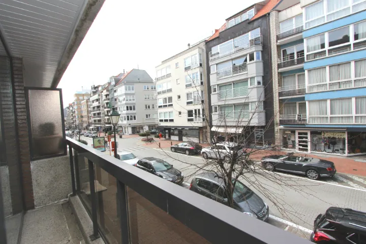 Studio spacieux très bien situé à l'av. Dumortier près de la place de triangle avec une terrasse.