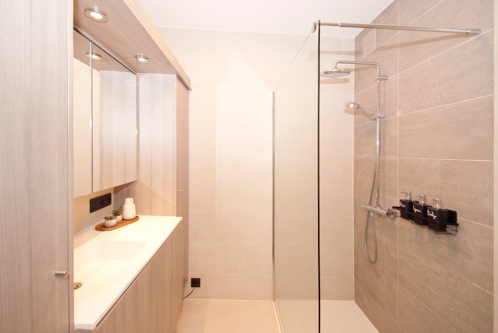 Instapklaar gelijkvloers - 2 slpks - ruim terras - parking 