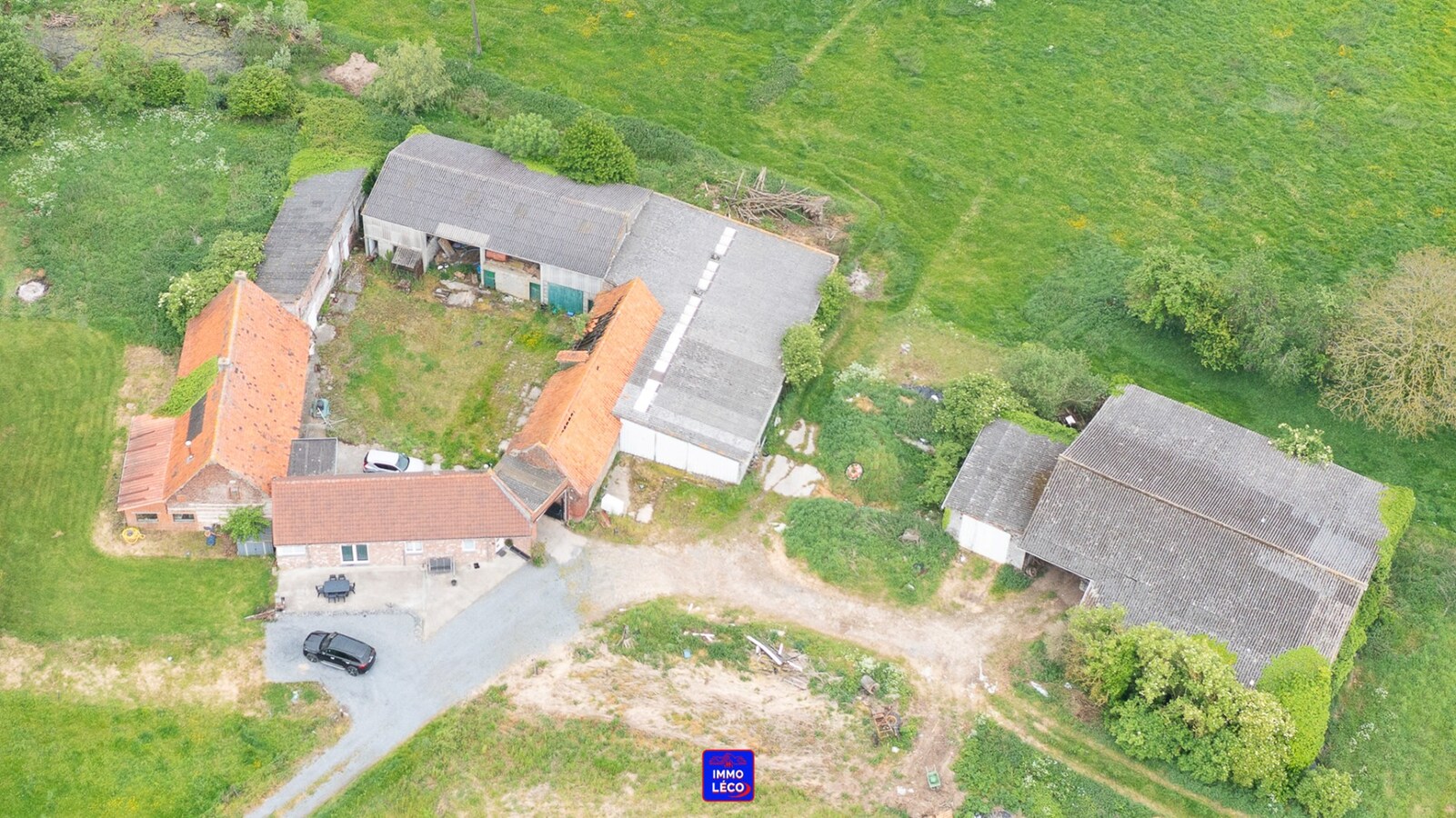 Corps de ferme érigé sur une parcelle de +/- 17.000m², situation exceptionnelle ! 