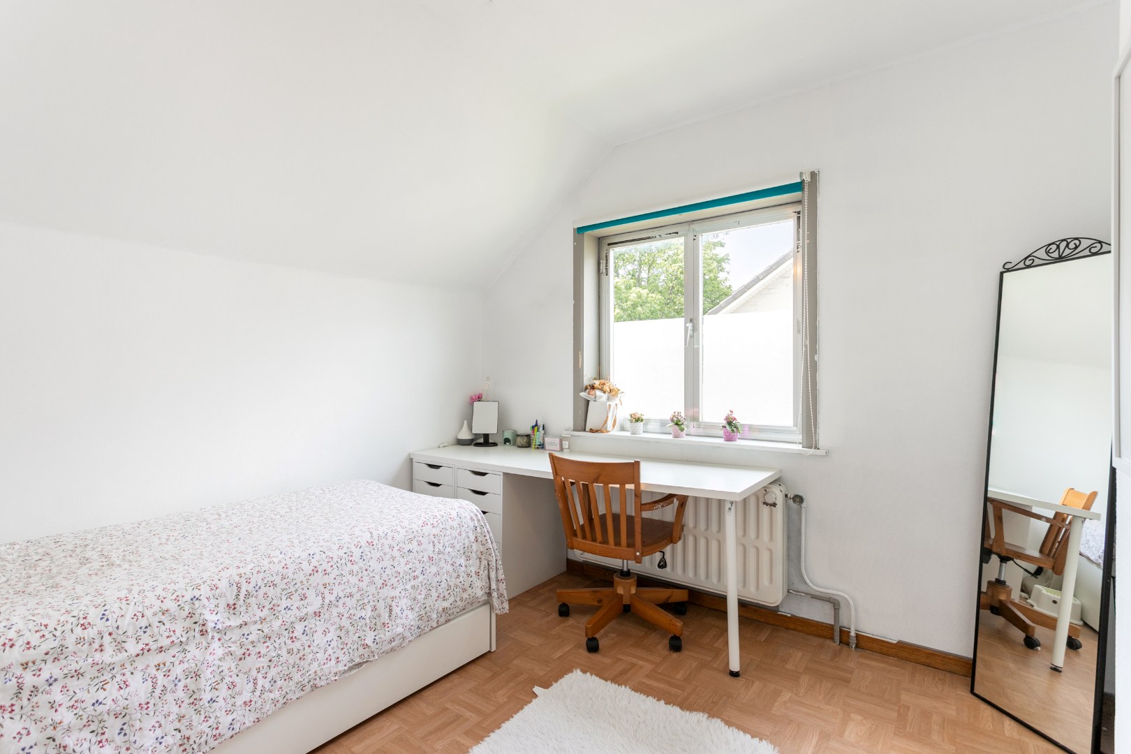Op te frissen 3-gevel woning met 3 slpk te Halle 