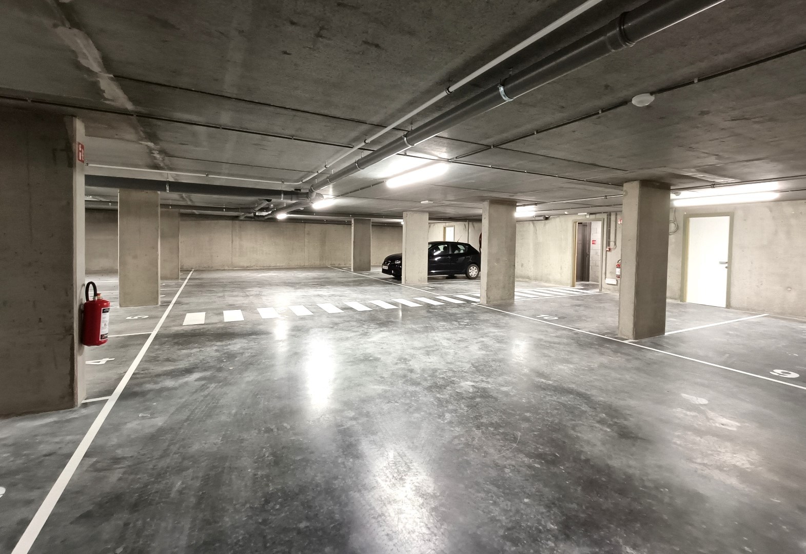 MODERN APPARTEMENT MET RUIM TERRAS EN AUTOSTAANPLAATS 
