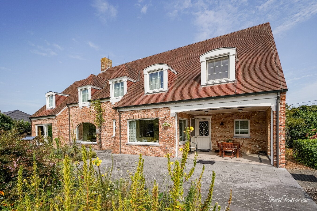 Royale, luxueuze villa met bijgebouwen op ca. 66a te Arendonk 