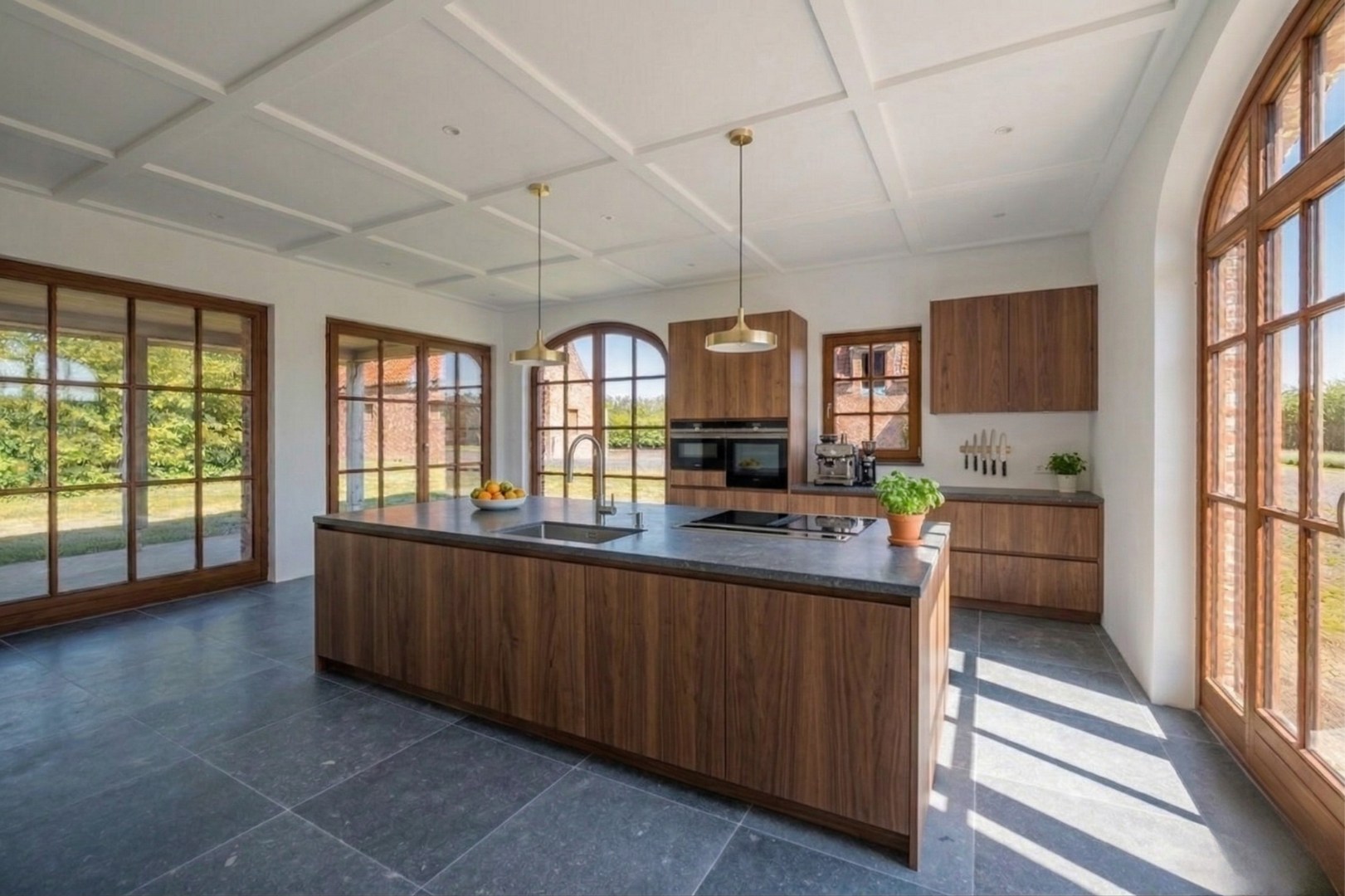 Landelijk gelegen ruwbouwhoeve met bijgebouwen op uitzonderlijk perceel van ca. 9.331 m² 