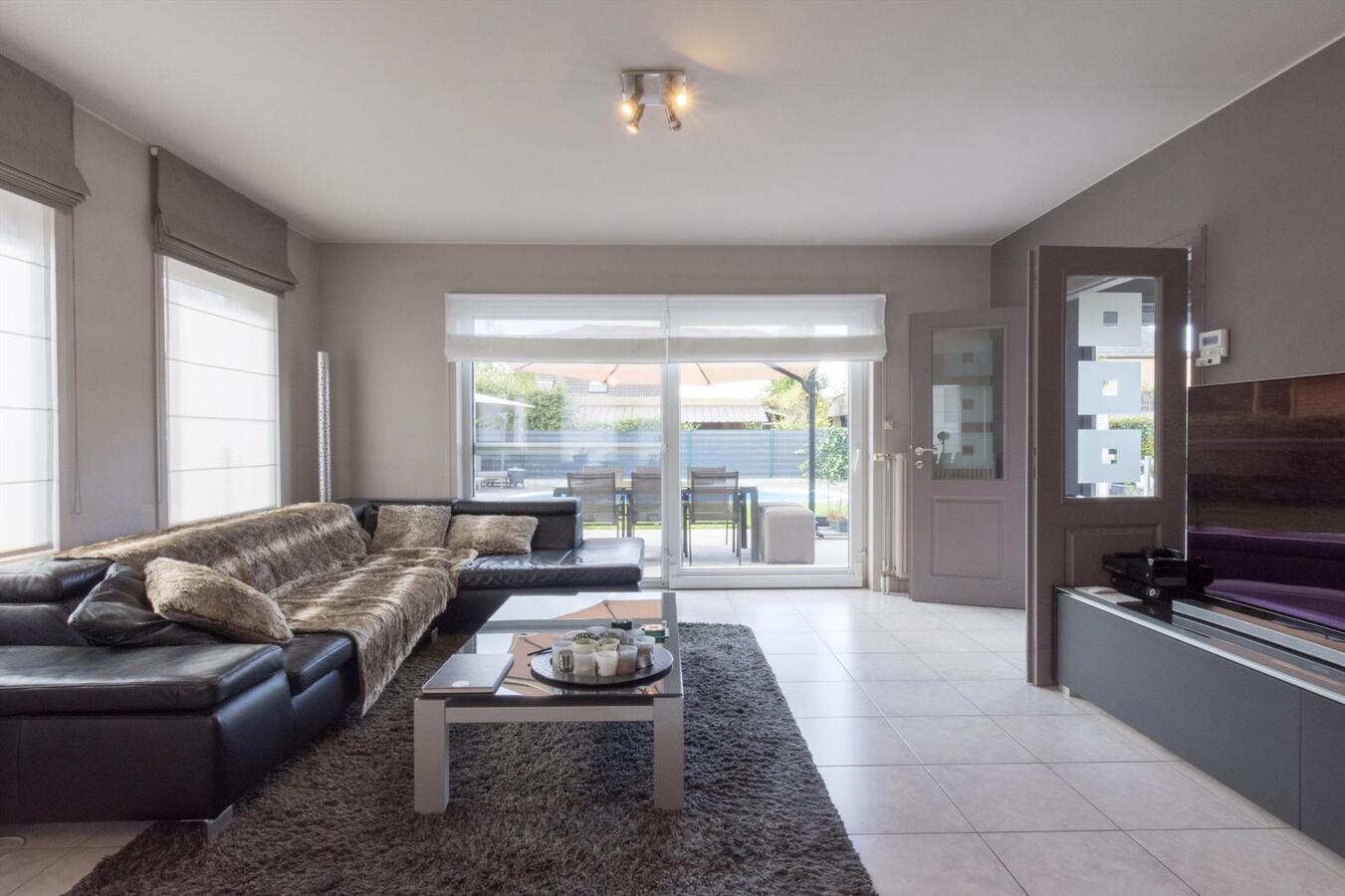 Ruime hedendaagse villa met buitenzwembad 