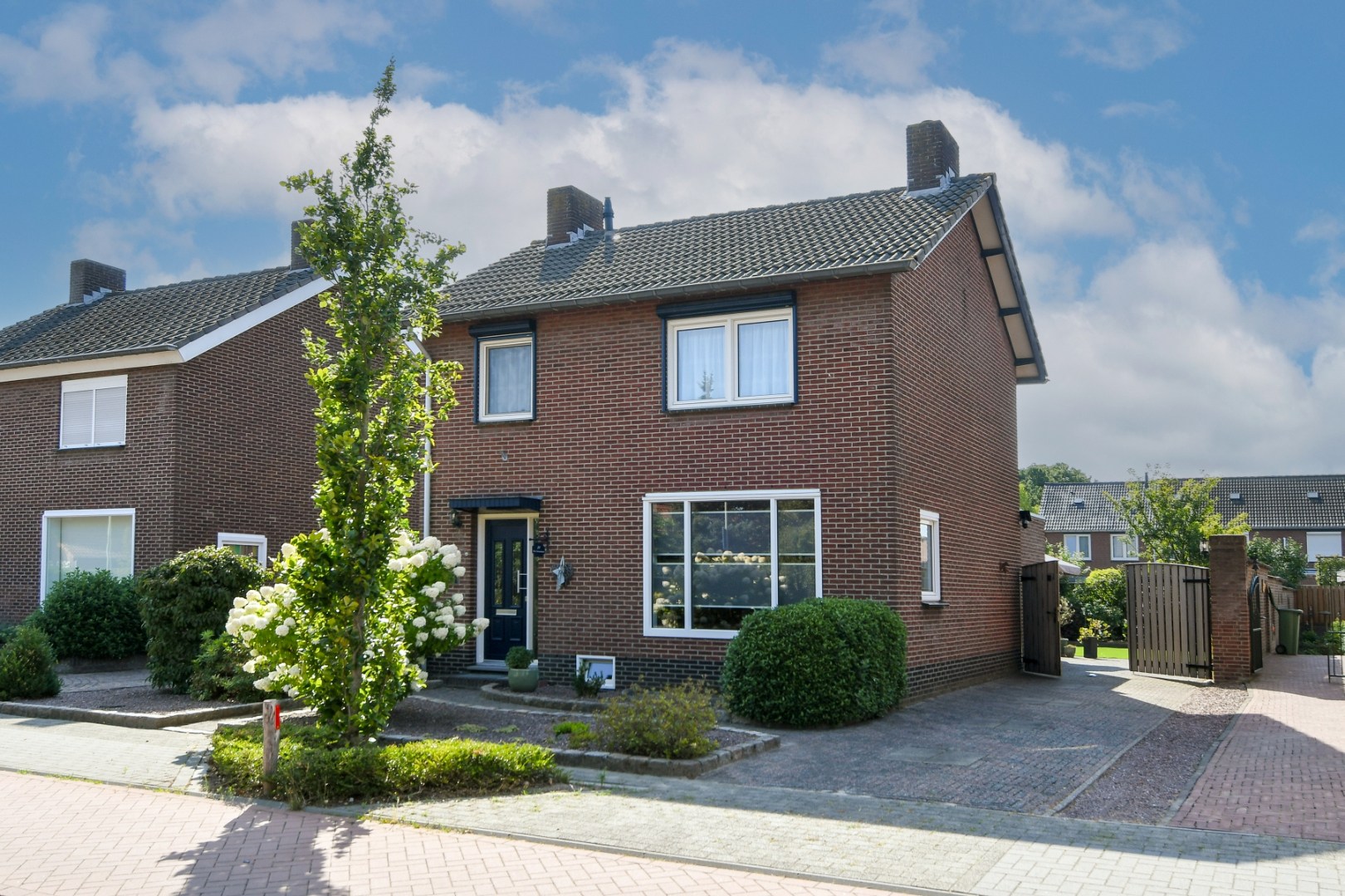 Verrassend ruim geschakeld/vrijstaand woonhuis met vier slaapkamers, inpandige garage en tuin met volop privacy in hartje Koningslust 