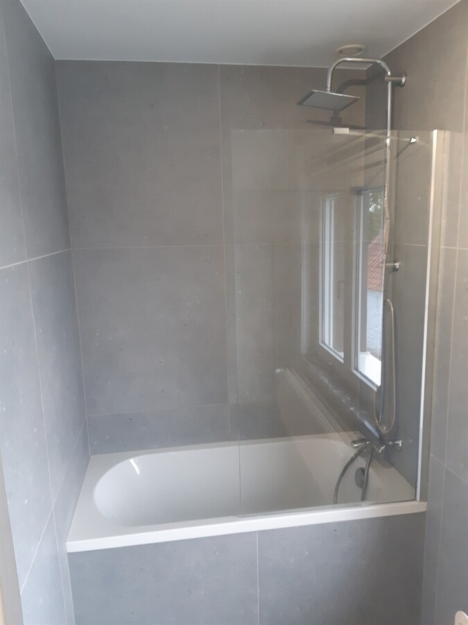 Gerenoveerde woning met weide en loods. 