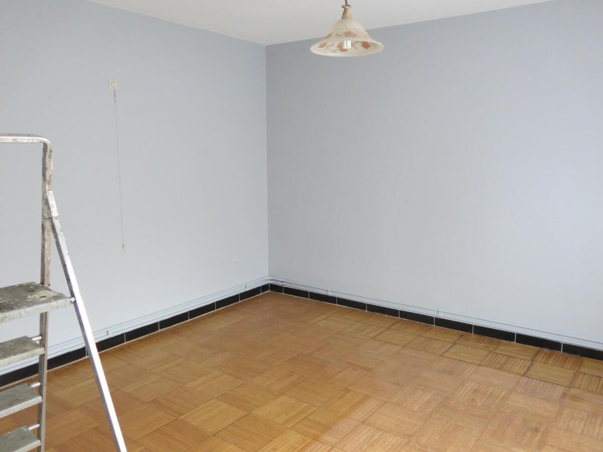 Centraal gelegen halfopen woning met ruime garage 