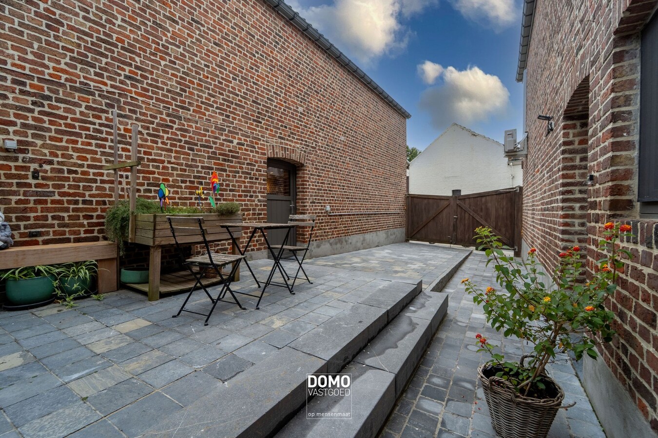 RUIME, INSTAPKLARE EN GERENOVEERDE WONING MET KANTOORGEBOUW INCLUSIEF PARKEERGELEGENHEID, TUIN EN ZWEMBAD TE MIELEN BOVEN AALST (GINGELOM) 