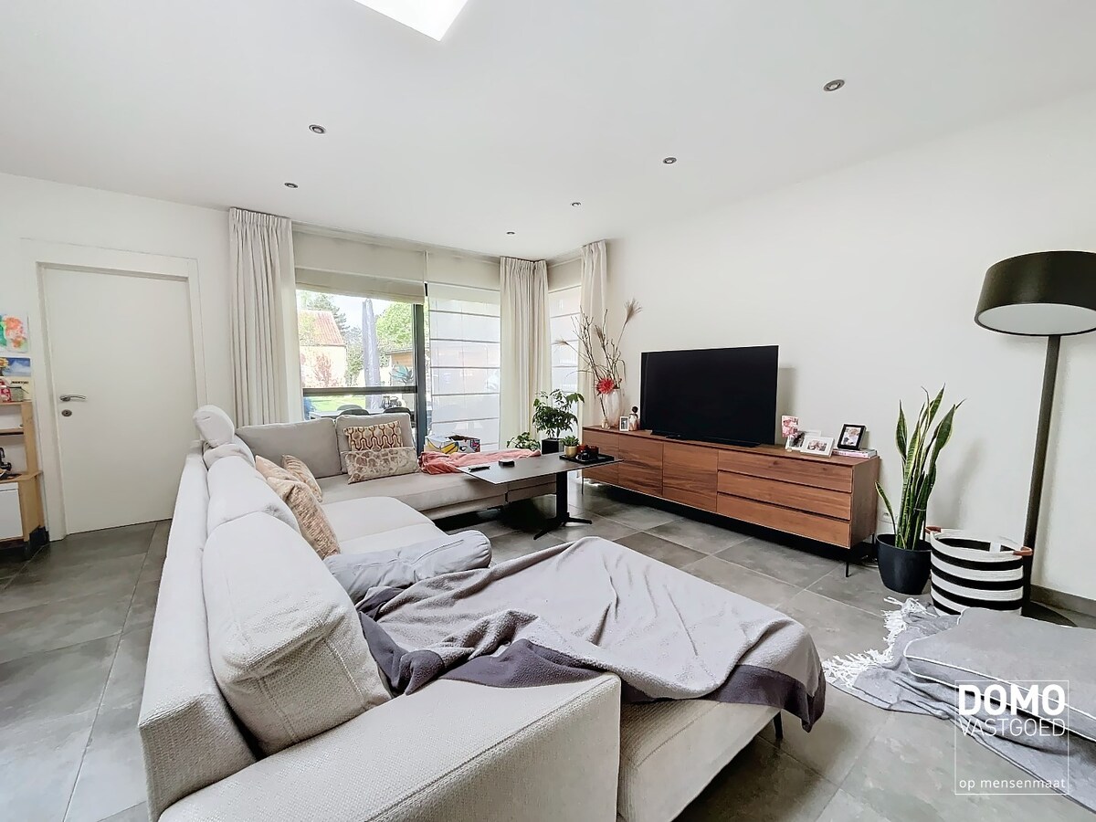 VOLLEDIG GERENOVEERDE HALOPEN BEBOUWING MET 3 SLAAPKAMERS IN HARTJE KERMT 