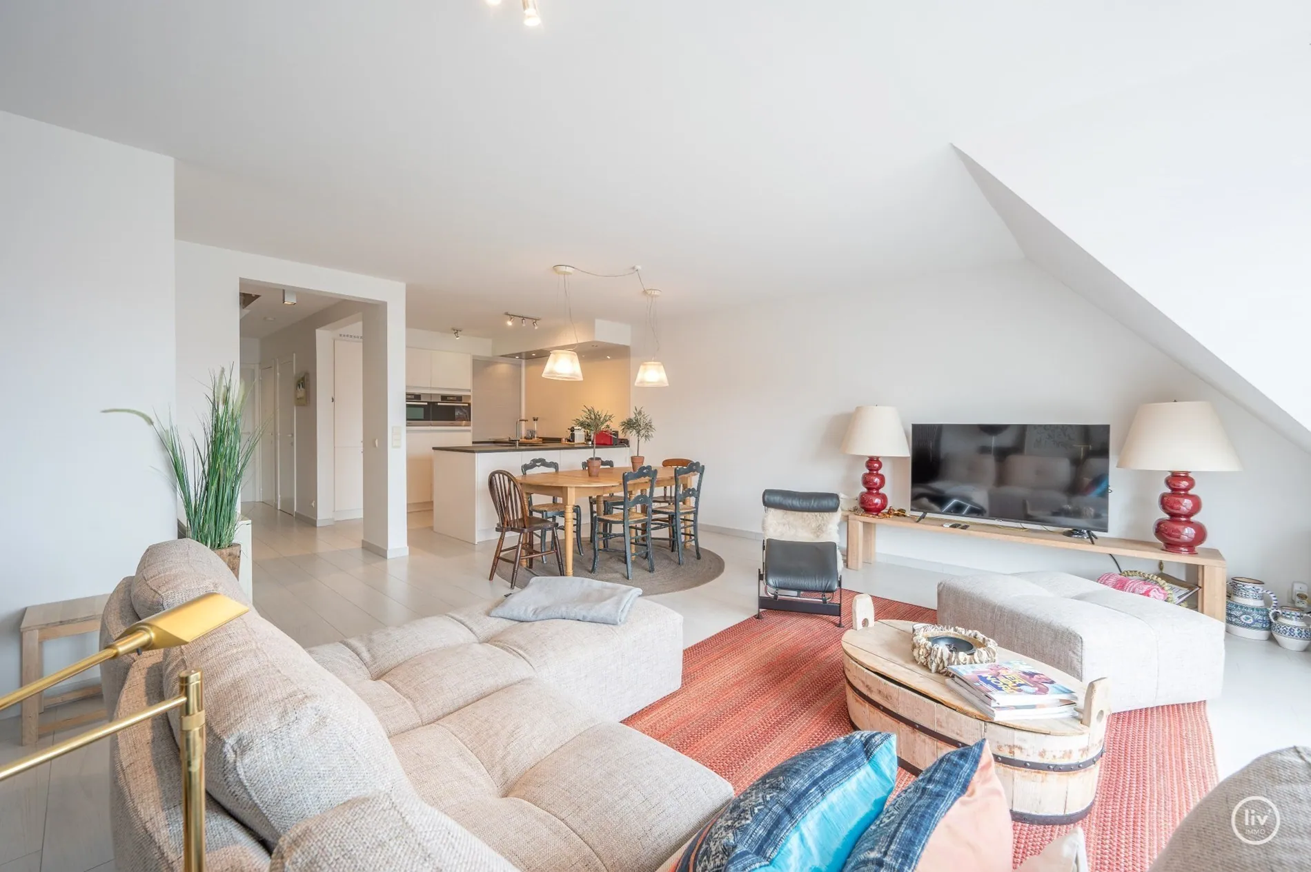 Journée portes ouvertes le 26/10 de 14h à 16h (20 avenue Jef Mennekens) : Duplex lumineux orienté sud avec 3 chambres et une vue dégagée à quelques mètres de la plage et des rues commerçantes.