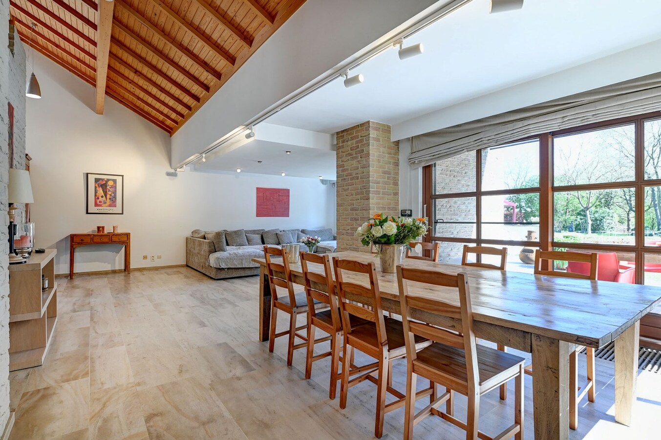 Uitzonderlijk kantoorgebouw met woonst 