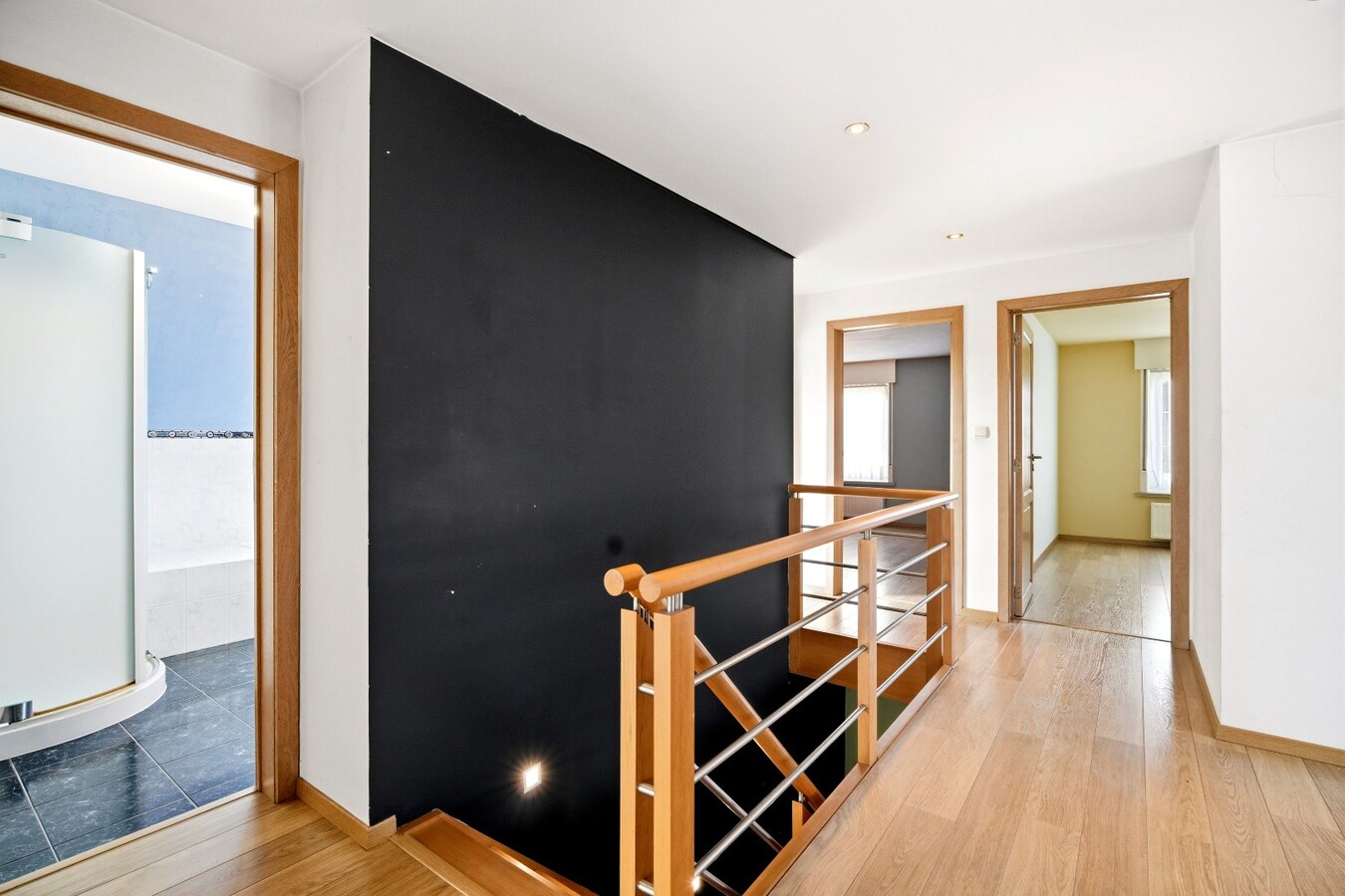 Ruime halfopen woning met 5 slaapkamers te koop in Werken met garage en ruime tuin! 