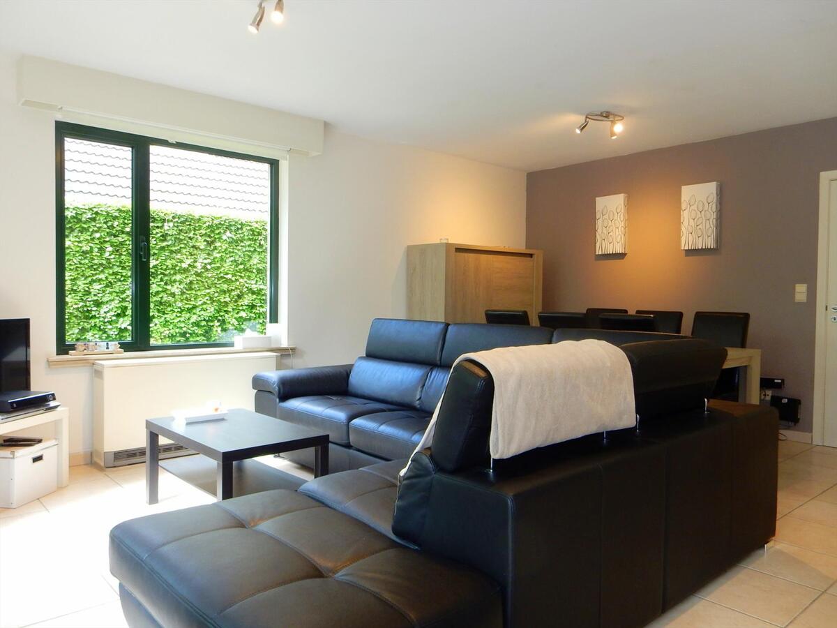 Gezellig gelijkvloersappartement met zonnige tuin en garage 