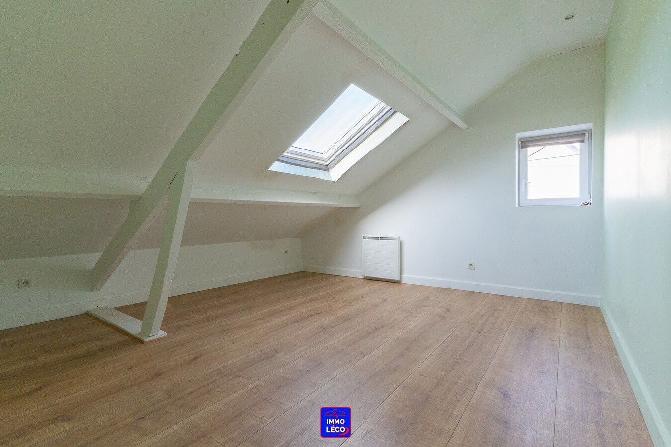 Villa "Semi Plain-Pied" érigée sur 1600m², grand parking, garage, jardin, COUP DE COEUR ! 