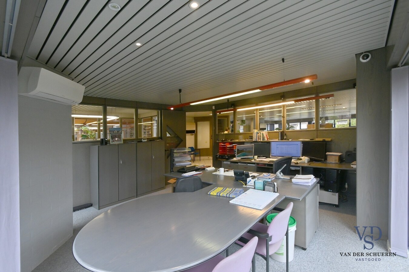 Ruim handelspand met penthouse in villastijl 