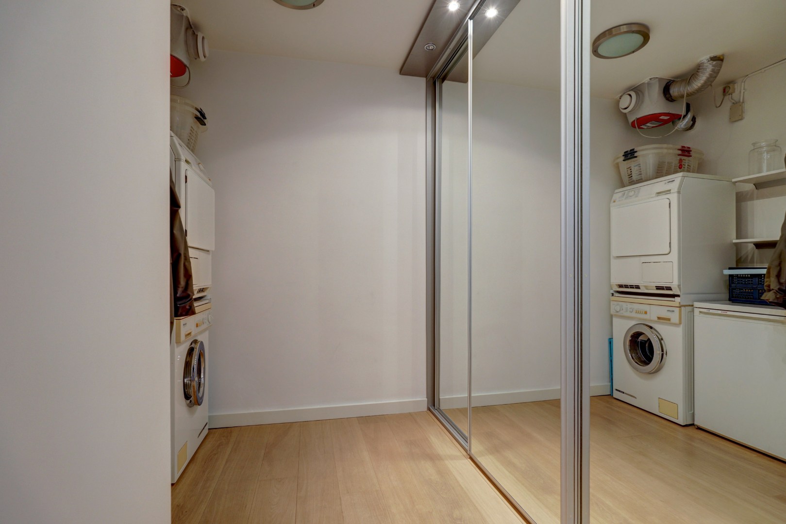 Luxe uitgevoerde 2- (voorheen 3) kamer appartement op de 3e etage met fraaie keuken, badkamer, balkon met uitzicht en gelegen op eigen grond. 