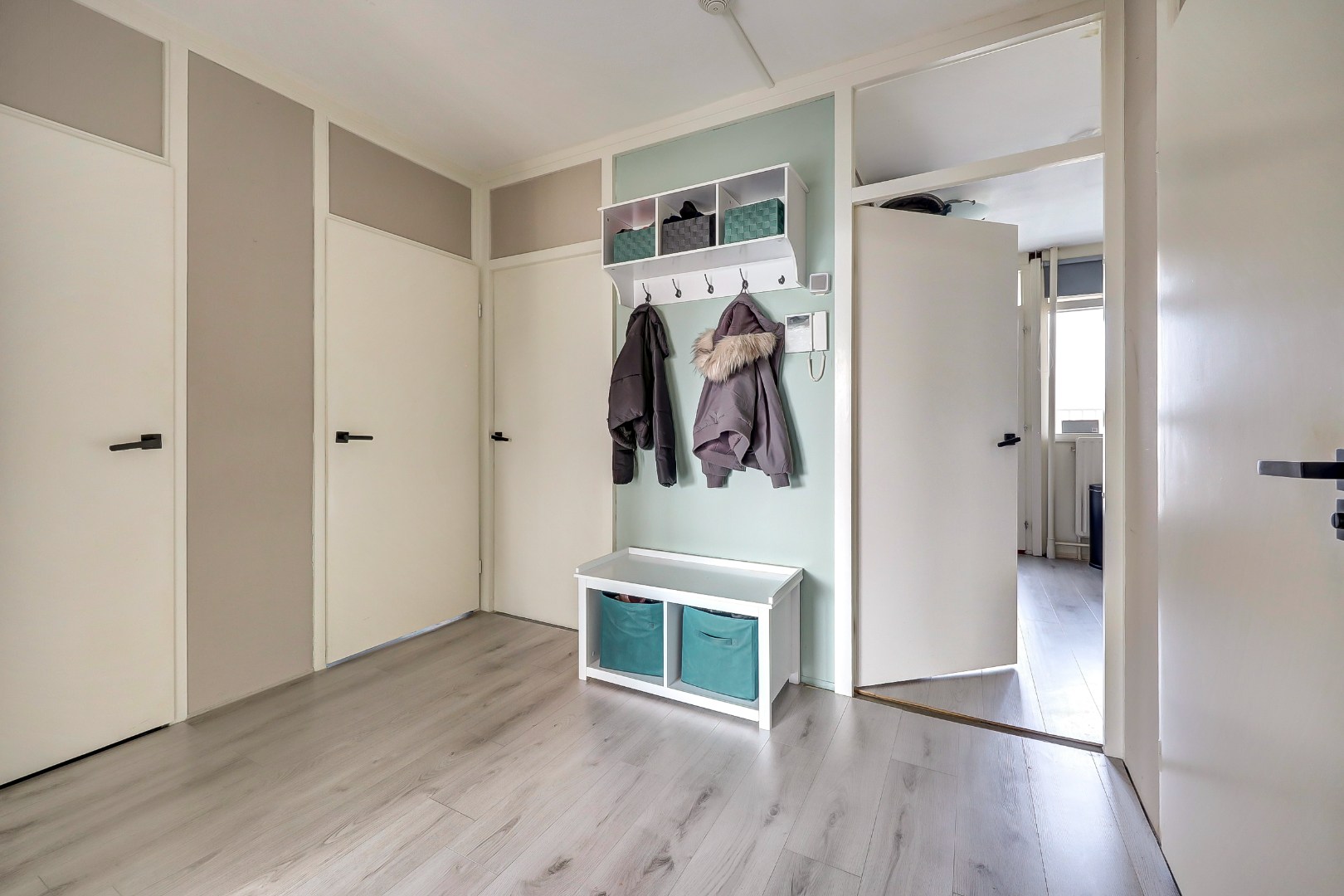 Dit lichte 4-kamer appartement op de 4e verdieping, met 3 slaapkamers, keurige keuken, balkon op het zuiden en berging in de onderbouw is gelegen in de populaire wijk "Ommoord". 