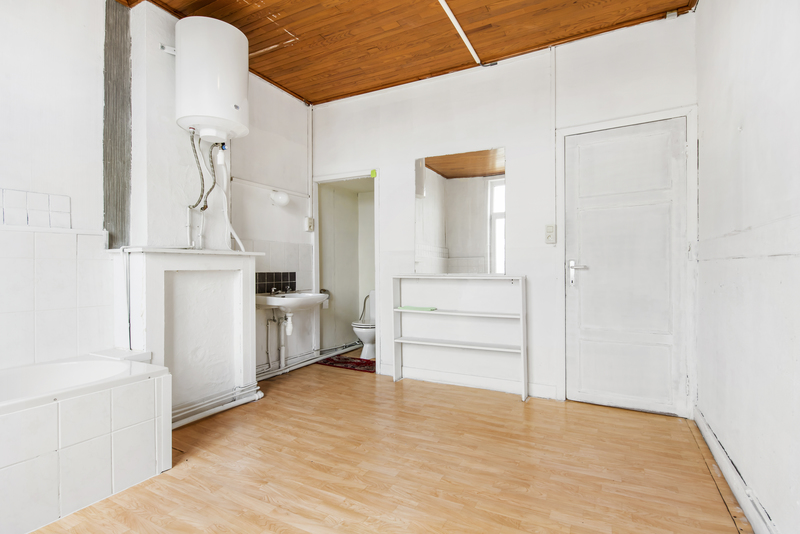 VERKOCHT!Op te frissen handelspand met woonst. 