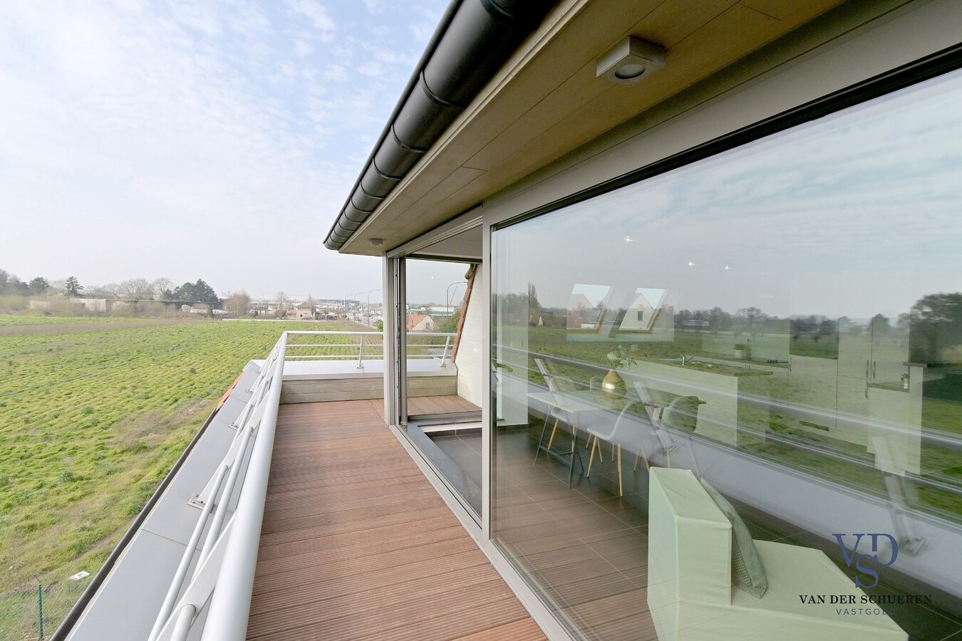 Lichtrijk appartement mét ondergrondse garage en berging. 