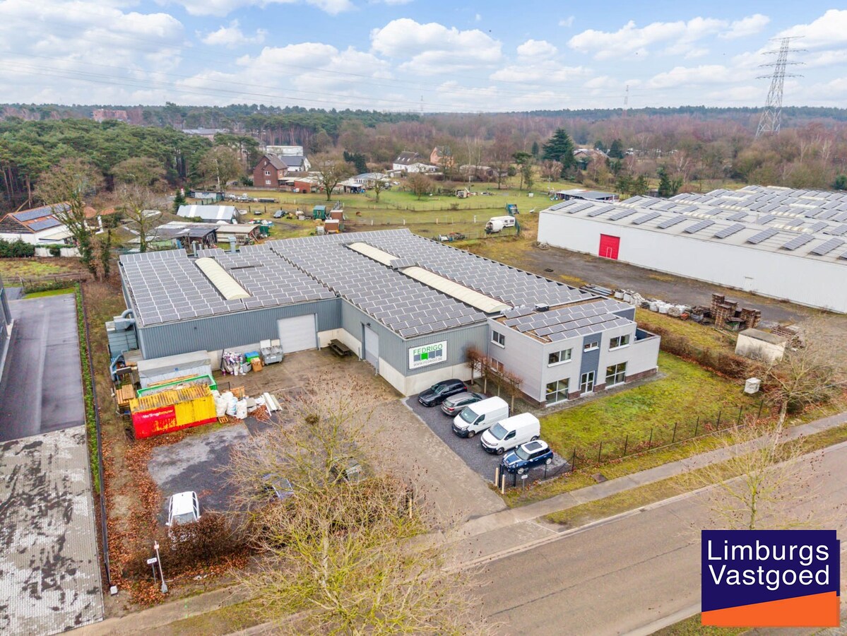 Industrieel gebouw, met woonst.1.696m², met kantoren 120m² + appartement 120m², Genk-Zuid 