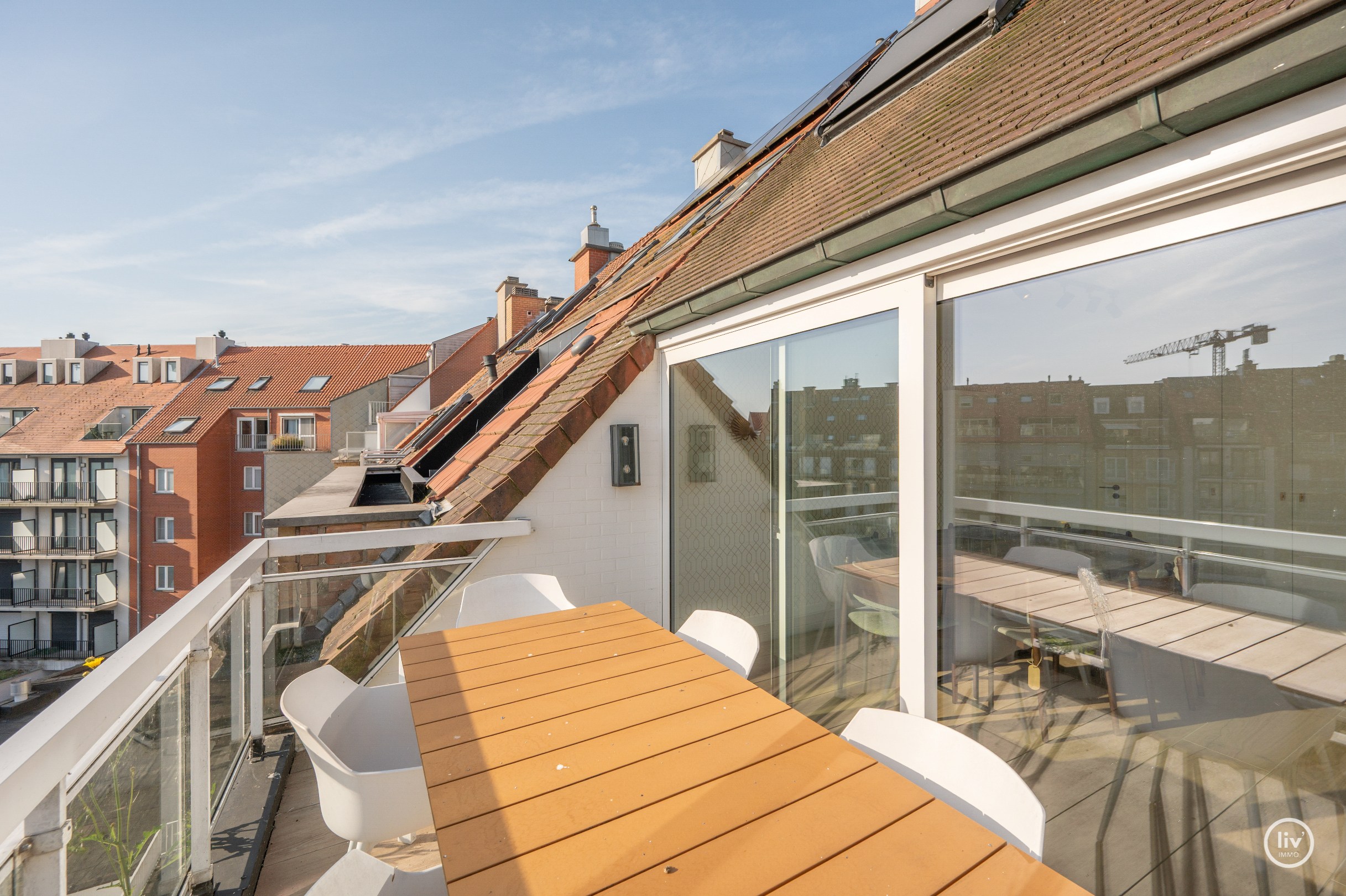 Appartement en triplex prêt à emménager situé près de la place Rubens avec vue latérale sur la mer. 