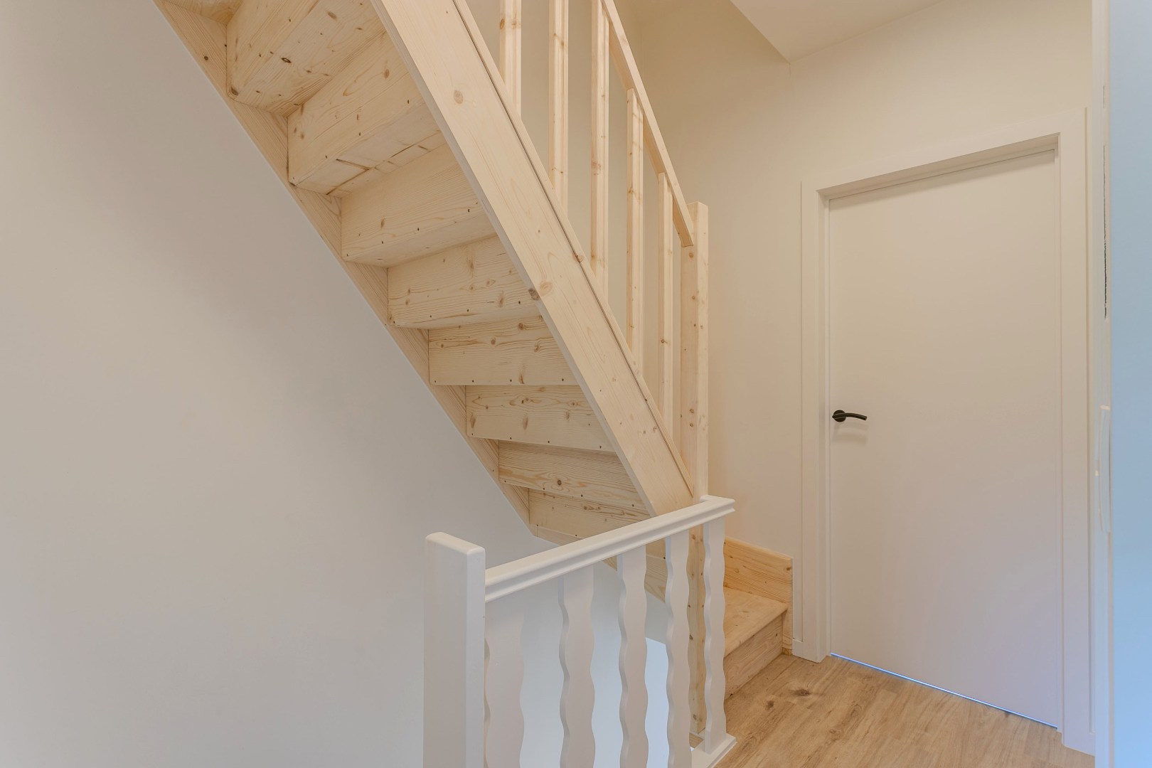 Gerenoveerde woning (EPC B) met 3 slpks (5 mogelijk) garage en tuin in een rustige straat te Lembeek 