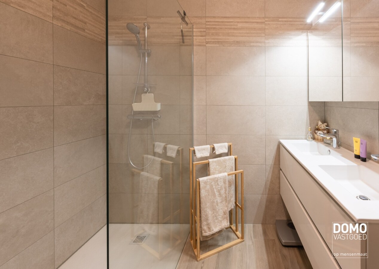 DEELS GERENOVEERDE WONING MET 3 SLAAPKAMERS, GARAGE EN RUIME TUIN TE KOOP IN KERMT 