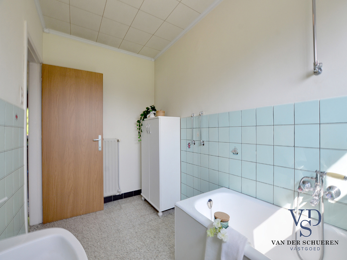 Op te frissen bungalow in doodlopende straat. 