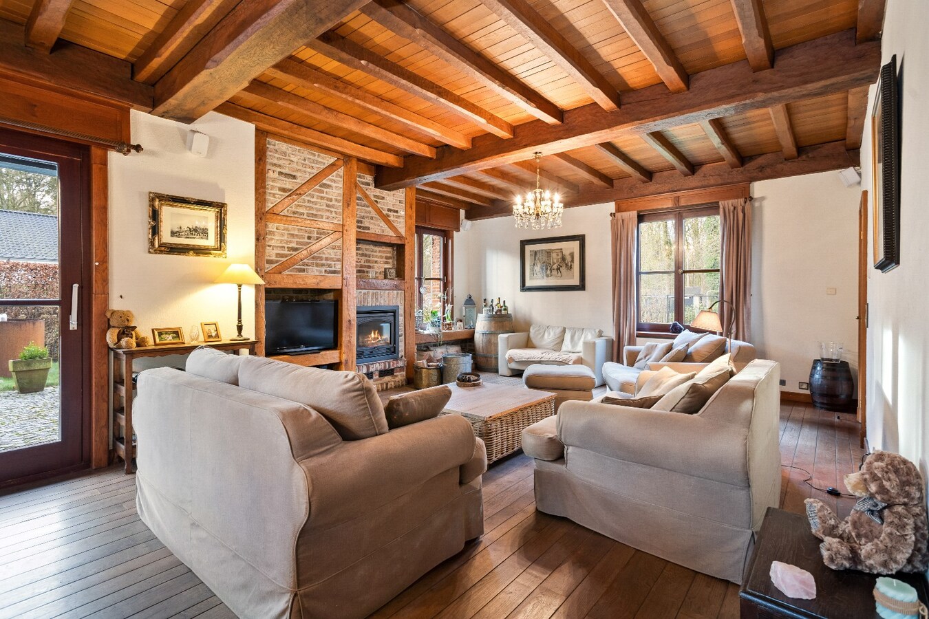 Uniek gelegen villa op ruim perceel van 2009m² 