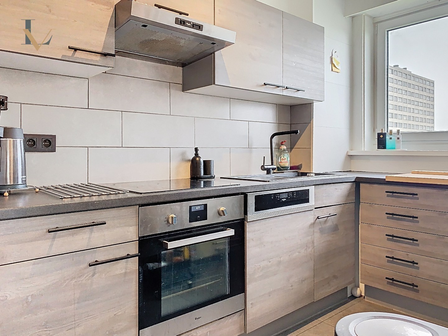 Recent gerenoveerd  drie slaapkamer appartement  met vrij zicht op Bosuilplein en ruim terras 